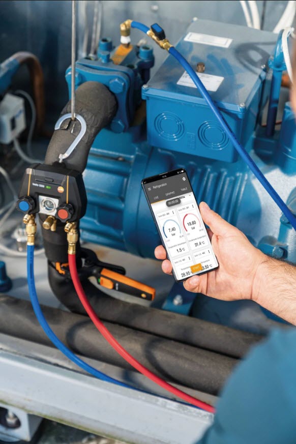 Testo 550i connected on a system with live readings in the Testo Smart App