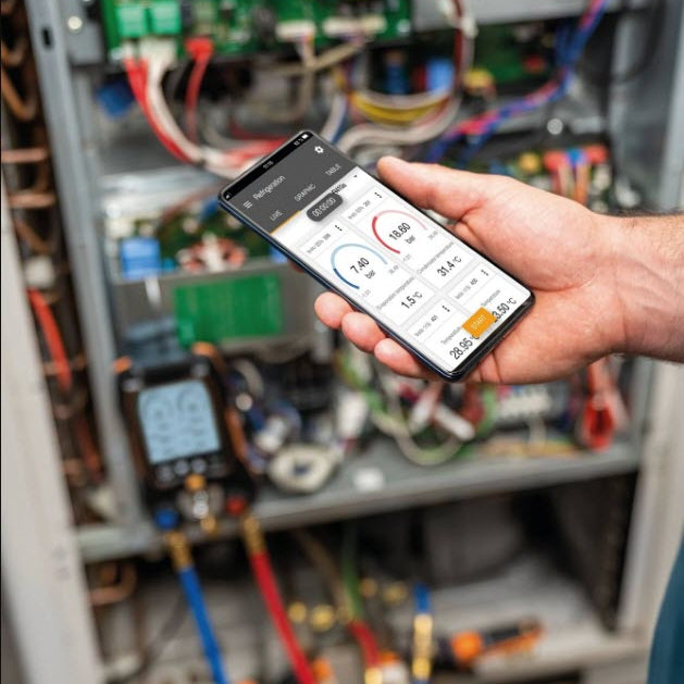 Testo 550s Smart Digital Manifold With Wireless Clamp Temperature Probes 0564 5502 connected to smartphone app