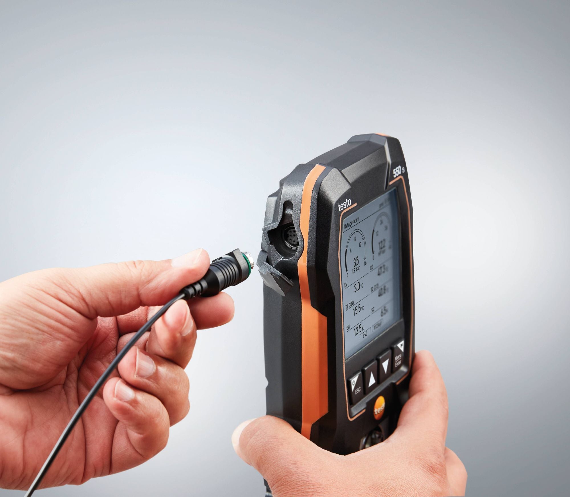 testo-550s-detail-Plug-Mini-DIN-01-screen-EN_master